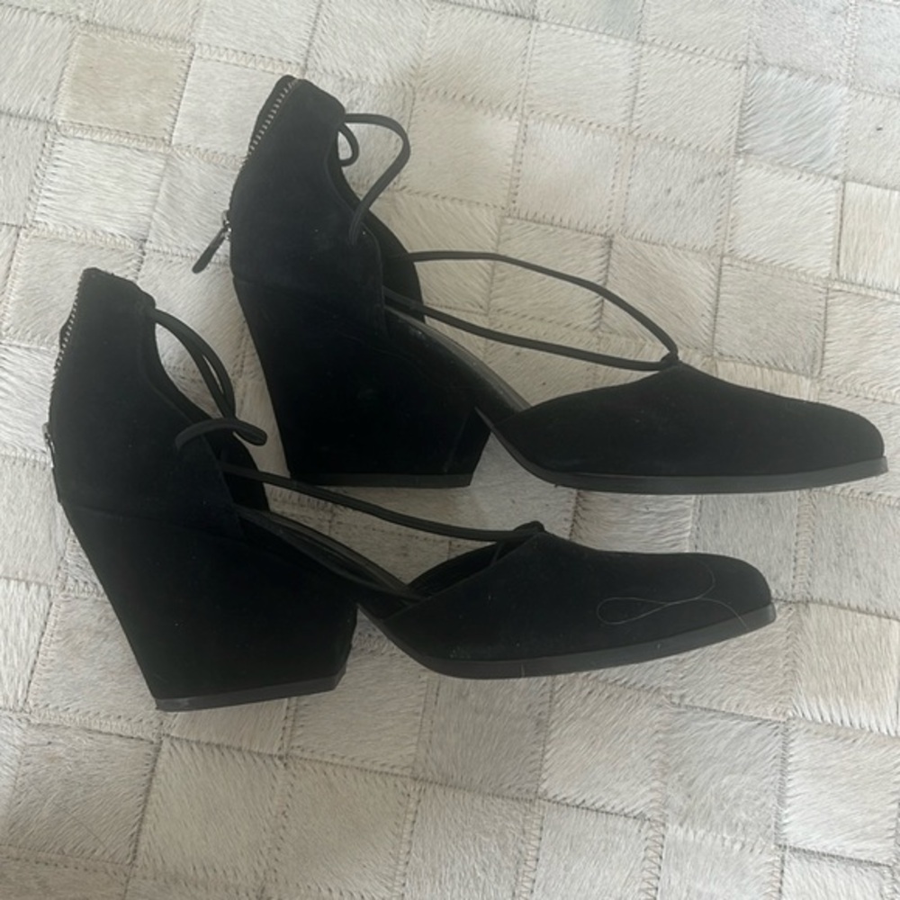 Eileen Fisher Black Suede Rope Ghillie Heels Back Zip Heel Shoe in Size 9
